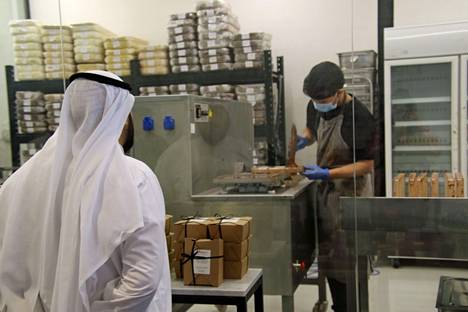 Suklaan valmistusta makeiskaupassa Dubaissa. 