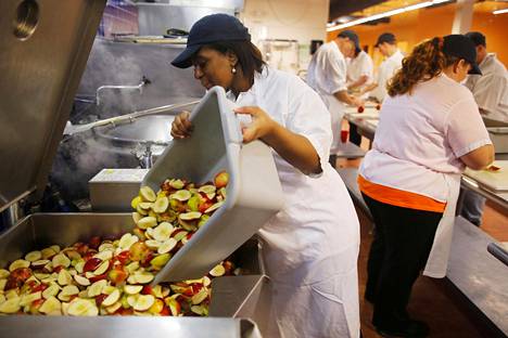 Koulutusohjelmassa oleva Elizabeth Lemitelamy, 19, valmisti omenasosetta New Hampshiressa.