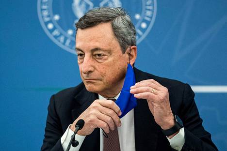Italian pääministeri Mario Draghi ilmoitti torstaina, että maa pyrkii jarruttamaan sähkön ja kaasun hintojen nousua. Kuvassa Draghi puhui hallituksen tilaisuudessa heinäkuussa.