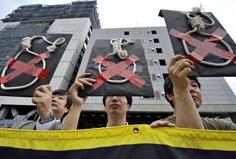 Kuolemanrangaistuksen vastustajat osoittivat mieltään Tokiossa kesällä 2009.