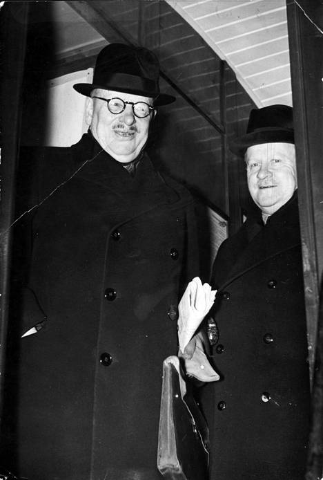 Valtioneuvos Juho Kusti Paasikivi (vas.) ja ministeri Väinö Tanner matkalla neuvotteluihin Moskovaan 1. marraskuuta 1939.