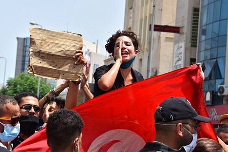 Sadat tunisialaiset osoittivat mieltään parlamenttitalon edustalla maan valtapuolue Ennahdaa vastaan sunnuntaina 25. heinäkuuta.