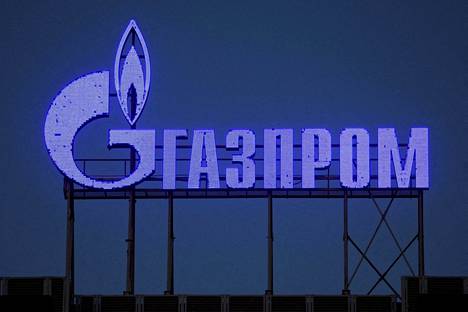 Gazpromin logo loisti Pietarissa maaliskuussa 2022.