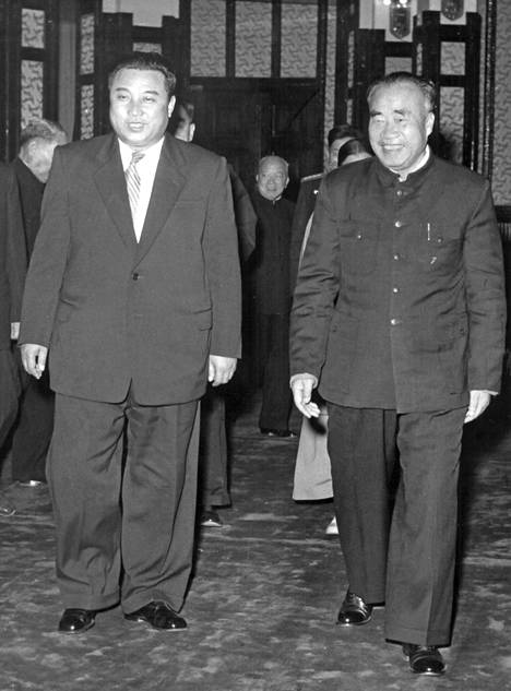 Pohjois-Korean pääministeri, kunnioitettu ja rakastettu kansan johtaja Kim Il Sung (vas.), joka huhtikuussa täytti 60 vuotta, on nostanut maansa käytännöllisesti katsoen tuhkasta nykyiseksi, kohtalaisen kehittyneeksi valtioksi. Hänen johtajuutensa on viime aikoina saanut voimakkaita henkilökultin muotoja ja jopa hänen vanhempiaan kunnioitetaan nyt vallankumouksen esitaistelijoina.