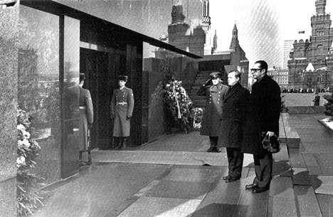 Neuvostoliitossa vieraileva ulkoministeri Kalevi Sorsa laski torstaina suurlähettiläs Björn-Olof Alholmin kanssa seppeleen Leninin mauseoleumille, joka sijaitsee Moskovan Punaisen torin laidassa.