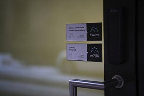 Turvapalveluyritys Avarn Securityn tallentavasta kameravalvonnasta kertova tarra sisäministeriön ovessa Helsingissä 29. joulukuuta.