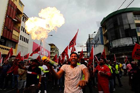Hintojen noususta raivostuneet mielenosoittajat ovat vallanneet Panaman pääkaupungin katuja.