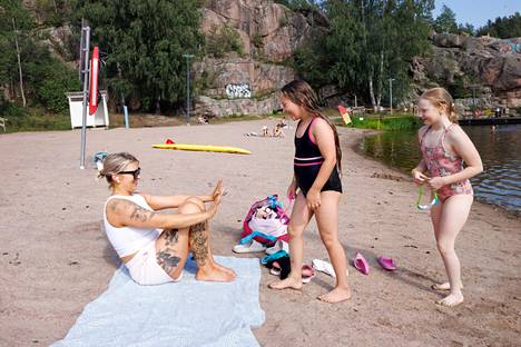 Anne Ahonen, who has arrived at the beach, is thinking about changing the swimming spot, because Pikkukoski's beach has many problems. Ahonen refuses the cold hug offered by his child Mila Huhta after swimming. Huhta's friend Lilja Määtt watches the situation from the side.