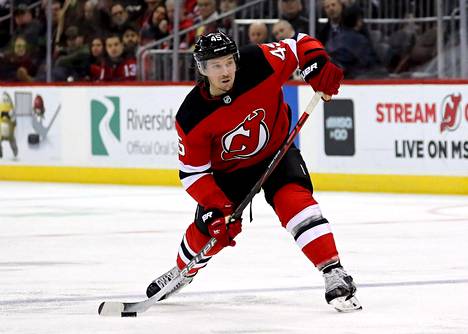 Sami Vatanen laukomassa New Jersey Devilsin kotiottelussa Philadelphia Flyersia vastaan marraskuussa 2019.