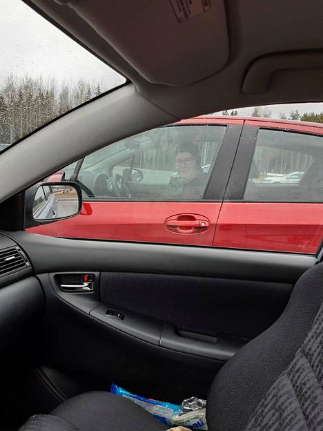 Serkukset Marjukka Leiwo ja punaisen auton ikkunassa näkyvä Leila Valtonen kahvittelivat yhdessä, mutta omissa autoissaan.