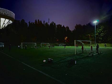 Hiekkaharjun Aktia-kentällä pelataan muutaman lampun varassa. Lamput ovat olleet rikki viime keväästä lähtien.