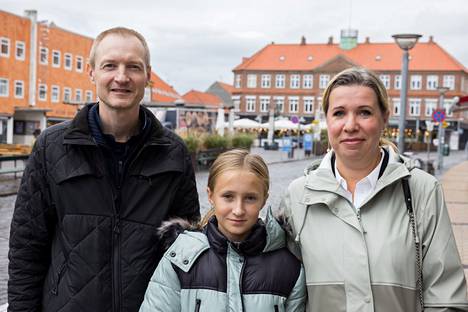 Danny, Sabrina ja Nelli Hedegaard kuvattuina kirjaostoksilla. Nelli Hedegaard ihmettelee, miten Tanskan sotavoimat eivät puuttuneet tapahtumiin niin lähellä Bornholmin saarta. 