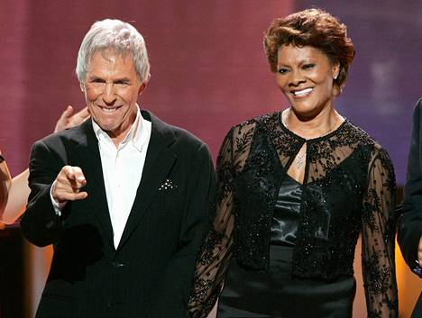 Yhteistyö laulaja Dionne Warwickin kanssa oli Burt Bacharachin uran tärkeimpiä ja pitkäaikaisimpia. Kaksikko kuvattuna American Idolin finaalissa vuonna 2006. 