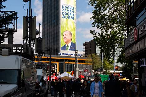 ”Oikeaan aikaan oikea mies” -tekstillä ja Erdoğanin kuvalla varustettu valtava lakana roikkui liikekeskuksen seinustalla Ankarassa.