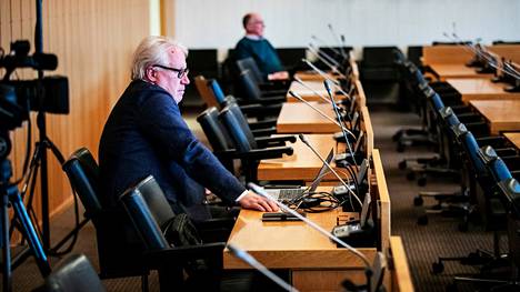 Tampereen kaupunginvaltuutettu, kansanedustaja Veikko Vallin (ps) kuvattiin valtuuston kokouksessa huhtikuussa 2020. 