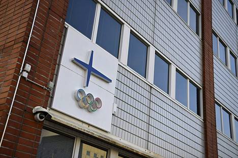 Olympiarenkaat ja Suomen lippua kuvastava sininen risti näkyvät Sporttitalossa, jossa Suomen olympiakomitea toimii. 