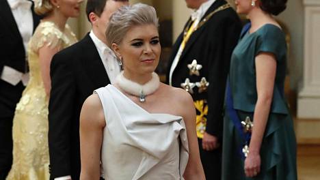 Kansanedustaja Susanna Koski pukeutui poronnahkaan – Kaula- ja rannekorut on valmistettu valkoisesta minkistä
