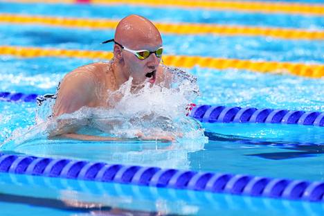 Matti Mattsson ui Tokiossa olympiapronssia 200 metrin rintauinnissa. 