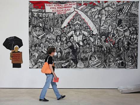 Taring Padi -kollektiivin taideteos esillä Documenta-tapahtumassa Kasselissa, Saksassa. Kyseessä on eri teos kuin poistettu seinämaalaus.