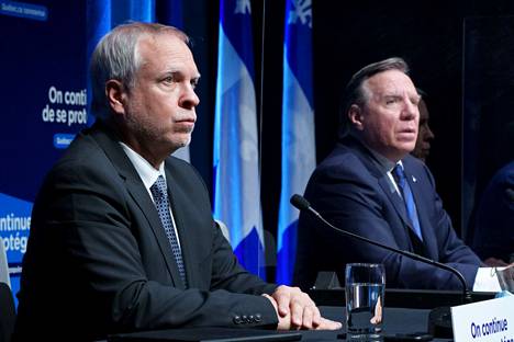 Quebecin johtavana kansanterveysviranomaisena väliaikaisesti toimiva Luc Boileau (vas.) ja provinssin pääministeri François Legault Montrealissa tiistaina järjestetyssä tiedotustilaisuudessa.