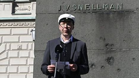 Eduskunnan puhemies Jussi Halla-aho (ps) pitämässä puhetta perussuomalaisten vappujuhlassa Snellmanin patsaan juurella Helsingissä keskiviikkona.