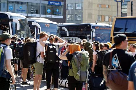 Matkustajia Tampereen rautatieasemalla juhannusviikonlopun sunnuntaina.