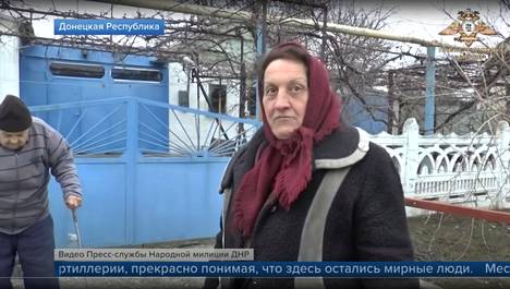 Paikallinen nainen kiittelee ”vapauttajia” Donetskin tasavallassa. 