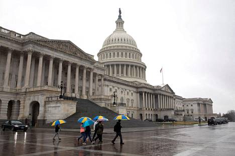 Senaatin hyväksymä lakiesitys pitää hyväksyä vielä edustajainhuoneessa. Kuvassa ihmisiä Capitol-kukkulalla Washingtonissa 17. maaliskuuta.