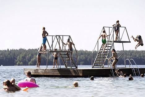30 astetta voi viimeistään sunnuntaina rikkoutua useammallakin mittausasemalla maan eteläosassa. Kuvassa uimareita Sääksjärven rannalla Rajamäellä heinäkuussa 2021. 