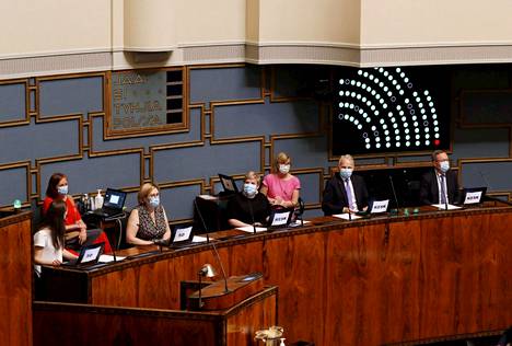 Eduskunnan istuntokausi alkaa tiistaina. Kuvassa ministereitä sote-uudistuksen hyväksyneessä äänestyksessä kesäkuussa. 
