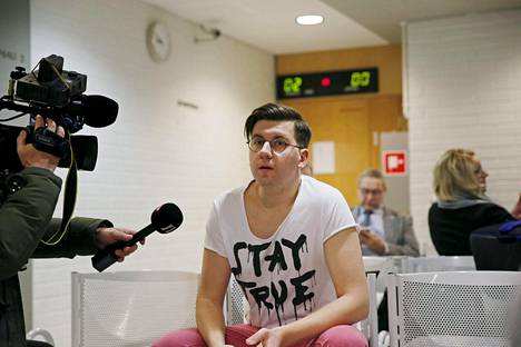 Perussuomalaisten nuorten entinen puheenjohtaja Sebastian Tynkkynen antoi haastatteluja Oulun kärjäoikeudessa 11. tammikuuta.