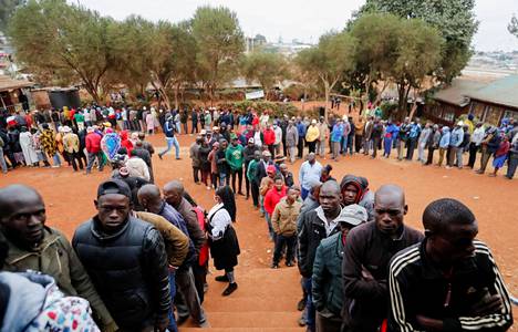 Kenialaisäänestäjät jonottivat vaaliuurnille pääsyä Kiberan slummissa Nairobissa tiistaina.