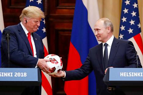 Yhdysvaltain presidentti Donald Trump ottamassa vastaan jalkapalloa Vladimir Putinilta Helsingin huippukokouksen aikana vuonna 2018. Venäjä on tehnyt tiivistä yhteistyötä Keski-Aasian ja Kiinan kanssa haastaakseen Yhdysvaltojen johtoaseman.