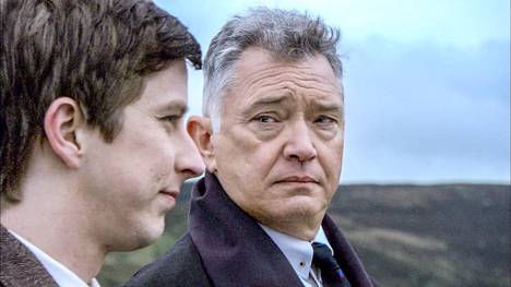 George Gently (Martin Shaw, oik.) saa Koillis-Englannissa työparikseen nuoren rikos­ylikonstaapelin John Bacchuksen (Lee Ingleby). Yhteistyö ei käynnisty kivuttomasti.