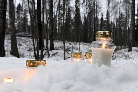 Bussipysäkin tuntumaan Karakalliontien ja Lähderannantien risteykseen tuotiin joulukuussa kynttilöitä kuolleen pojan muistoksi. Hänen kännykkänsä oli viimeiseksi paikantunut kyseiseen risteykseen.