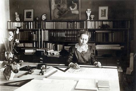 Wivi Lönn Jyväskylän kotitalonsa työhuoneessa vuonna 1915.
