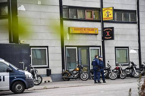 Poliisi suoritti etsintää moottoripyöräkerho Bandidosin kerhotilassa Helsingin Kyläsaaressa 8. syyskuuta.