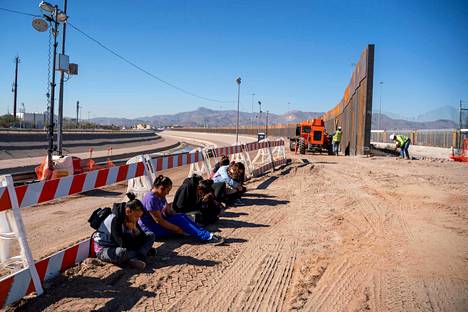 El Salvadorista lähtöisin olevia siirtolaisia istui El Pasossa Meksikon ja Yhdysvaltojen välille rakennettavan rajamuurin lähistöllä odottamassa siirtoa pakolaiskeskukseen 19. maaliskuuta.