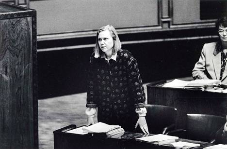 Marjatta Stenius-Kaukonen kuvattiin eduskunnassa vuonna 1991.
