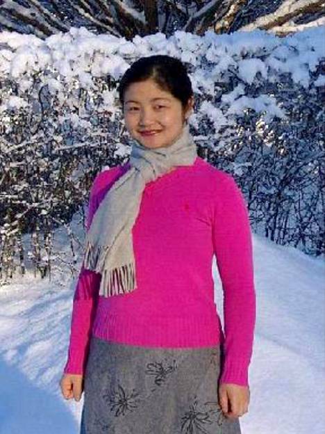 Nokian työntekijä Yuqing Yin surmattiin keskellä kirkasta päivää Tampereen Hervannassa. Naisen perhe lupasi ratkaisevan vihjeen antajalle 6 000 euron palkkion. Kotialbumikuva. 