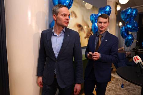 Espoolainen kansanedustaja Kai Mykkänen oli kokoomuksen ehdokkaana Länsi-Uudenmaan hyvinvointialueen valtuustoon. Vaali-iltana Mykkänen ja Heikki Autto olivat kokoomuksen puoluetoimistolla. 