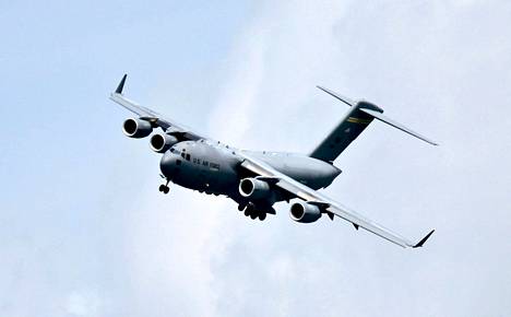 Suomi saa sadaksi tunniksi vuodessa käyttöönsä Boeing C-17 Globemaster III -koneen SAC-sopimuksen kautta. Kuvassa Yhdysvaltojen ilmavoimien kone lentonäytöksessä Singaporessa.