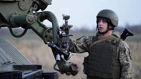 Ukrainalaissotilas sääti Grad-kranaatinheitintä sotaharjoituksissa keskiviikkona.