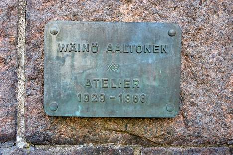 Tontilla oleva muistolaatta kertoo, että paikalla on ollut Wäinö Aaltosen ateljee.