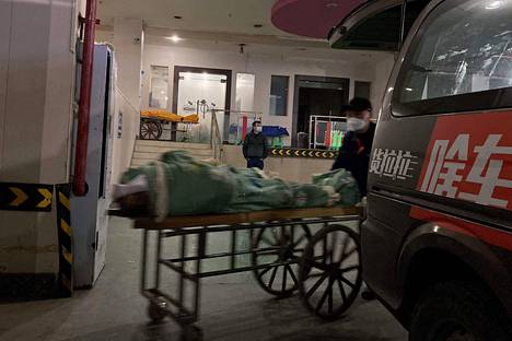 Ruumista siirrettiin autosta krematorioon Kiinan Chongqingissä 22. joulukuuta.