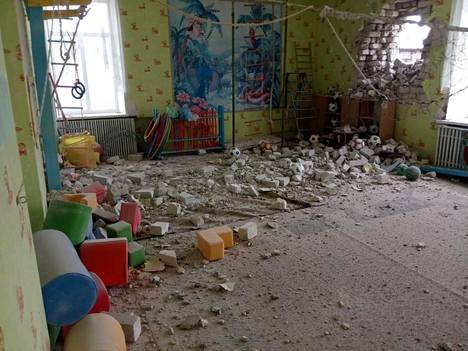 Kuvatoimisto Reuters välitti torstaina ukrainalaisviranomaisten kuvia, jotka ovat viran­omaisten väitteen mukaan pommituksen vaurioittamasta päiväkodista Luhanskin alueella.