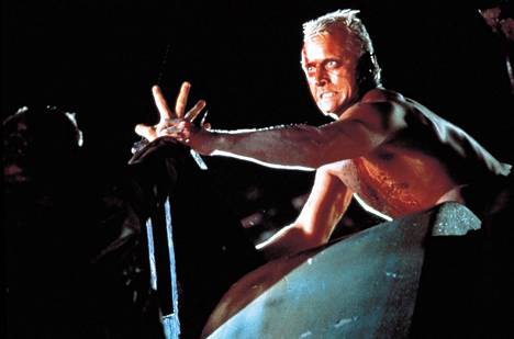 Alkuperäinen Blade Runner ilmestyi 1982. Kuvassa Harrison Fordin esittämää Deckardia (vas., selin) uhkaa varma kuolema Rutger Hauerin näyttelemän Roy-replikantin käsissä.