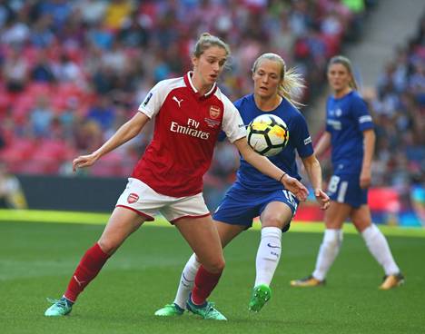 Arsenalin hollantilainen Vivianne Miedema (vas.) ja Chelsean ruotsalainen Magdalena Eriksson kohtaavat EM-kisojen alkulohkon ottelussa lauantaina 9. heinäkuuta. Kuva vuoden 2018 Englannin cupin finaalista, jonka Chelsea voitti 3–1. Miedema teki Arsenalin ainoan maalin.