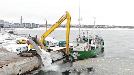 Helsinki ajaa uusia keinoja lumikaaosten käsittelyyn: Hernesaareen dumppaamista ei lopeteta, mutta haittoja yritetään hillitä