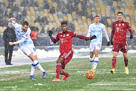 Bayern Munich, playing in the reds, claimed a 2-1 win from the Kiev Dynamo at the snowy Kiev Olympic Stadium.